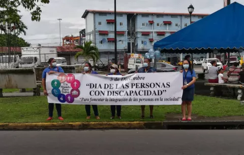 Con cadena humana conmemoran en Colón, Día Internacional de las Personas con Discapacidad 