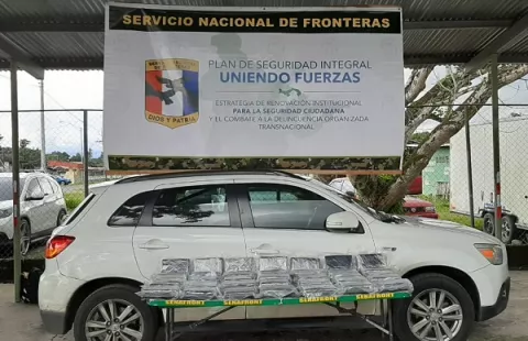 Decomisan 35 paquetes de presunta droga en vehículos con doble fondo