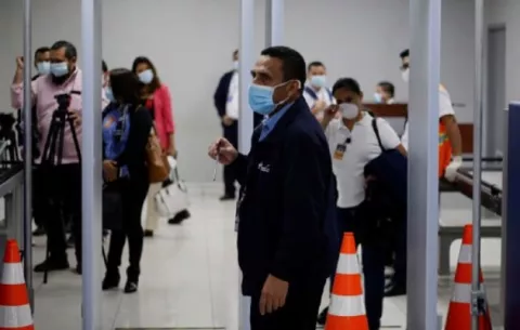 El Salvador prohíbe ingreso desde el Reino Unido y Sudáfrica por el virus mutado