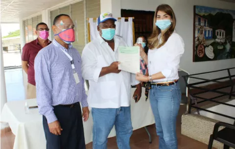 Representantes de corregimientos de Penonomé reciben de la Alcaldía, dineros para obras de inversión social