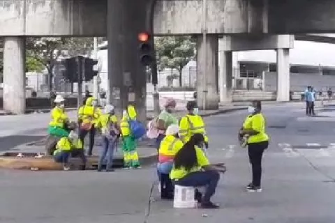 Funcionarios de la AAUD cierran la Plaza  5 de Mayo, exigen que les den sus bonos de Navidad