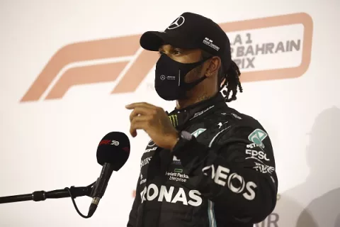 Lewis Hamilton es condecorado con el título de  caballero por la reina Isabel II