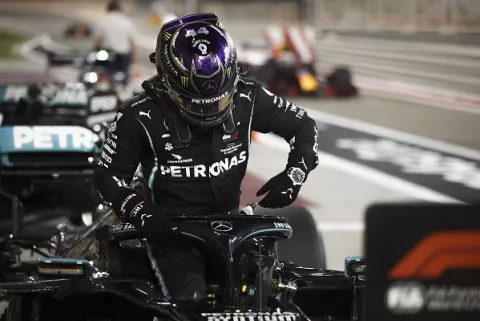 Lewis Hamilton dio positivo a la COVID-19 y tiene síntomas leves