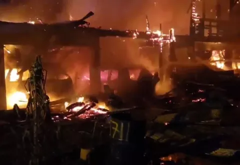 [VIDEO] Auto se incendia y afecta una residencia y varios vehículos en el área de Diablo