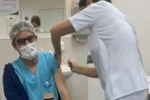 Médicos panameños que laboran en Israel han sido los primeros en vacunarse contra la COVID-19