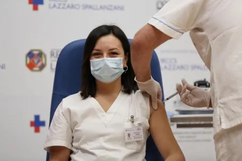 Italia administró sus tres primeras vacunas contra la COVID-19 a personal sanitario