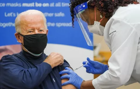 Joe Biden recibe la vacuna de la COVID-19 y asegura que no hay nada de qué preocuparse