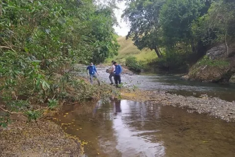Arrojan pollos muertos al río Cacao en Macaracas, provincia de Los Santos