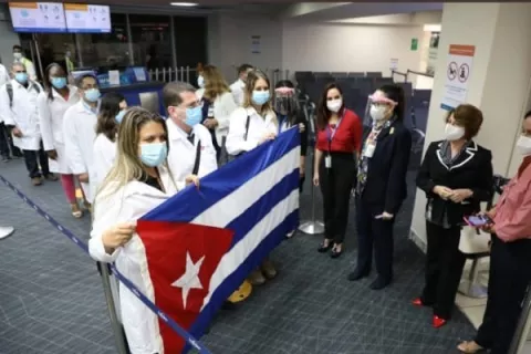 Para reforzar lucha contra la COVID-19, llegan a  Panamá más de 220 médicos especialistas de Cuba