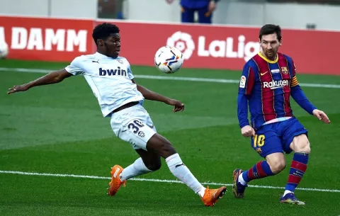 Pelé se rinde a los pies de Messi, quien igualó su récord goleador con un solo equipo