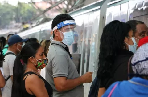 Nueva medida contra la COVID-19: que usuarios no conversen en el Metro de Panamá y los metrobuses 