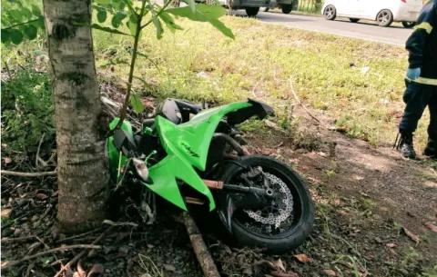 Tras colisionar contra un árbol en Sábana Grande, muere joven motociclista  