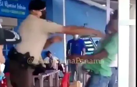 [VIDEO] Investigan a agente del Municipio de Panamá por uso excesivo de fuerza contra una persona en el Mercado del Marisco