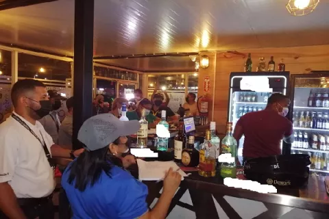 Decomisan licor en varias casas y locales comerciales en Arraiján y La Chorrera en operativos por la ley seca