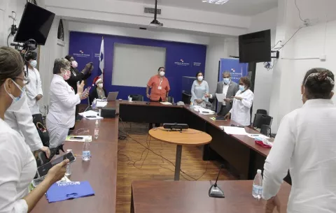 Ministro Luis Sucre: 'En los próximos días les deben llegar a las enfermeras los cheques adeudados'
