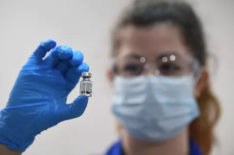 FDA autoriza la vacuna de Pfizer contra la COVID-19 para uso de emergencia en Estados Unidos