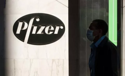 Acciones de Pfizer bajan en el mercado de valores de Wall Street, pero están estables