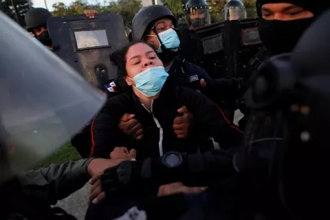 [VIDEO] Policía Nacional abre investigación por golpes a universitaria en protesta; rector repudia agresión