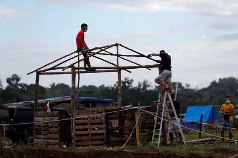 Niños, el fango y la 'lucha' de los precaristas por tener una casa en medio de la pandemia en Panamá