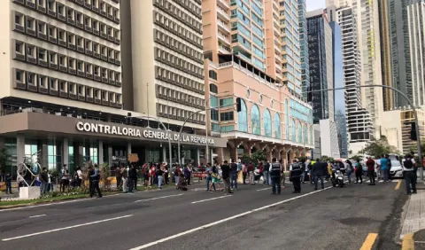 Condenan agresión de la policía a jóvenes y fotógrafo