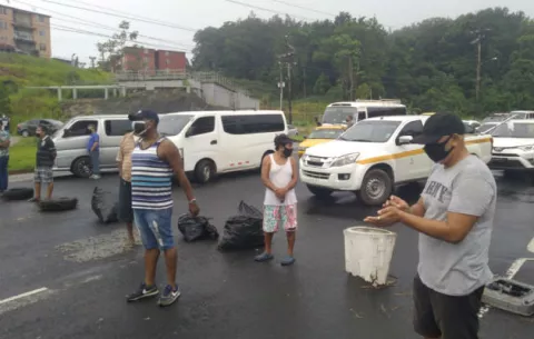 Residentes de multifamiliares de Nueva Providencia incomunican Colón, por falta de agua