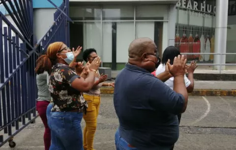 Docentes y trabajadores realizan  protesta en la provincia de Colón 