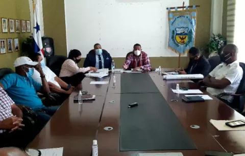Municipalidad y desempleados de Colón exigen construcción de planta de gas en Puerto Pilón 