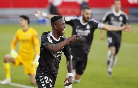 Real Madrid derrota al Sevilla y vuelve a ver la luz en la liga española