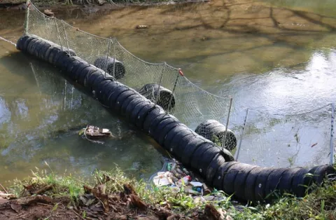 Instalan en el río Tapia primera barrera antibasura hecha con material reciclable