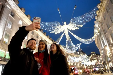 Suavizar medidas contra la COVID-19 en Navidad costará 'muchas vidas'