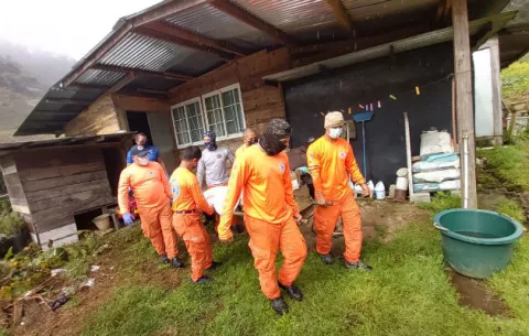 Rescatistas logran trasladar a una adulta mayor que sufrió una fractura en Tierras Altas 