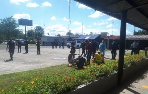 Heridos con arma blanca dos reclusos en reyerta masiva en la cárcel de Santiago