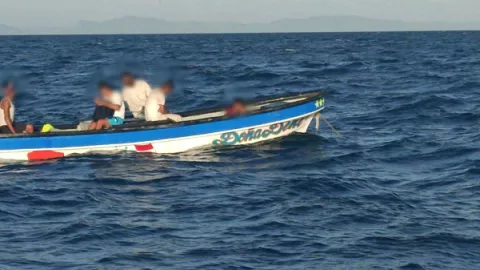 Senan rescata a 5 adultos y un menor que estaban en embarcación a la deriva