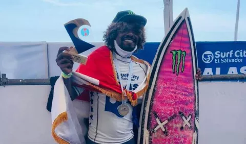 Surfista panameño 'Oli' Camarena  brilló en las olas salvadoreñas