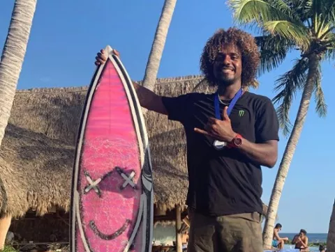 Panameño Oli Camarena comienza con pie derecho con el surf en su entrenamiento en El Salvador