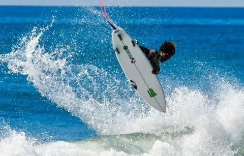 Surfistas panameños avanzan en el ALAS 2020 de El Salvador