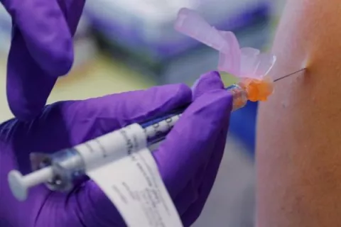 Empleado sanitario de Estados Unidos sufre fuerte reacción alérgica a vacuna contra la COVID-19 de Pfizer