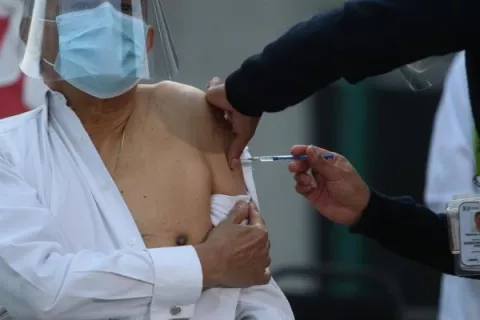 México recibe el segundo lote de vacunas contra la COVID-19 con 42,900 dosis de Pfizer