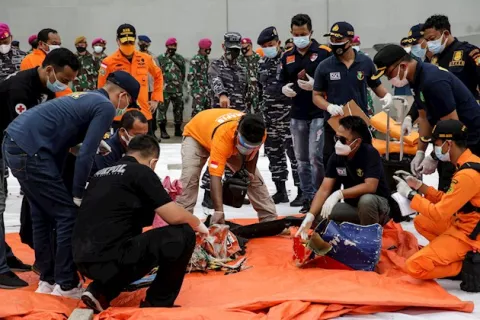 Localizan el avión con 62 personas que se precipitó al mar en Indonesia