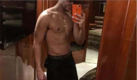 El cantante puertorriqueño Bad Bunny posa con poca ropa, aprovechó en confinamiento para ponerse en forma