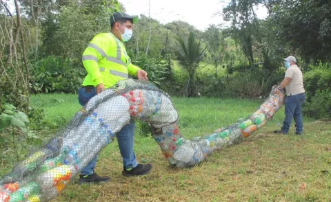 Personal municipal instala biobarda hecha con 622 botellas de plástico en la quebrada Barro Blanco en David