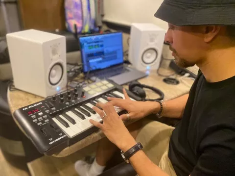 'BK' presentó el proyecto 'El Beat de la Buena Vibra', un nuevo viaje musical