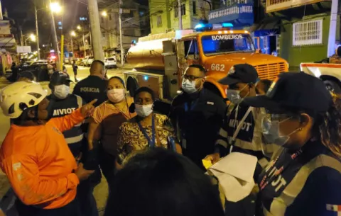 Incendio en edificio en la ciudad de Colón, deja 12 familias damnificadas y afectadas   