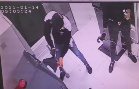 Delincuentes quedan grabados en video al intentar hurtar un cajero automático en Brisas del Golf