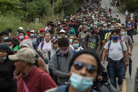 Caravana migrante hondureña esquiva obstáculos y camina con rumbo a Estados Unidos