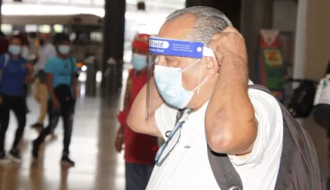 Uso de pantalla facial aún no es obligatoria en el transporte público