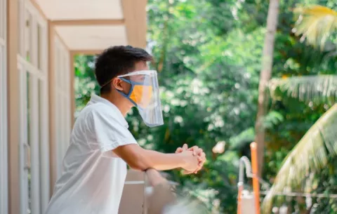 Pandemia y temporada seca: usando mascarilla  y careta en medio del calor