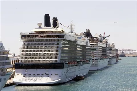 Grupo Carnival alarga la  suspensión de viajes  en los EE.UU. y Europa