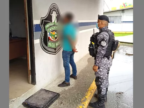 Policías detienen a un hombre por daños a un vehículo y a una empacadora de banano en Changuinola