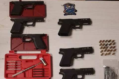Policía Nacional incauta siete armas y detiene a una persona en un allanamiento en Puerto Escondido, en Colón